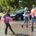 FOTO Poplavljene ulice u Borči, meštani izašli sa šlaufima i peškirima: „Borča ima more. Hvala Vučiću“
