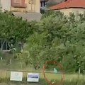 (Video) Golać sa terena pobegao u šumu pred besnim igračima i navijačima Pogledajte šta se dogodilo na fudbalskom…