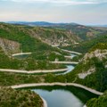 Slavica vozi čamac, vodi restoran i peca: Ona je žena koja živi Uvac punim plućima!