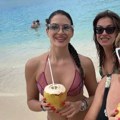 Naša voditeljka (68) ima najzgodnije ćerke na estradi! Kad se skinu u bikini padaju vilice: Jedna je bila u braku sa…