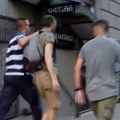 Privođenje na Starom gradu: Policajac u civilu odbijao da se legitimiše, iako su građani i advokat od njega to uporno tražili…
