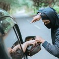 "Dužan si, harise" Snimljen brutalan prepad na putu: Devojka umalo pala u nesvest, a onda se dogodio šok obrt