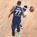 Dončić pružio ruku rivalu, a onda je viđen najstramotniji potez na Eurobasketu i umalo tuča košarkaša