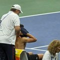 Novak zabrinuo sve: Osvojio set, pa pozvao doktora, evo koji deo tela je problem