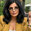 (Foto) Milena Popović se baš opustila: Ispija koktel u bašti kafića - u beloj majici i sakou zavodljivo pozira