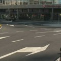 (VIDEO) Ispupčenja teško uočljiva: Razdelne linije kod pešačkog prelaza u Prizrenskoj "sapliću" pešake