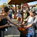 Najdirljivija scena sa dočeka studenata u Batajnici: Baka u kolicima delila mandarine VIDEO