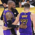 "Ludilo" u Los Anđelesu: Luka Dončić razigravao, Lebron leteo po terenu u pobedi Lejkersa (video)