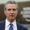 "Trebao sam da ponesem štitnike za kolena EU liderima", guverner Kalifornije iz Davosa: Vreme je da se usprotivite, da…