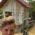 Sećate se Amerikanca koji je kupio kuću za 5.000 evra na Balkanu? Pogledajte dokle je stigao i spremite se da zinete od šoka…