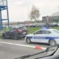 Sudarili se autobus i automobil. Saobraćajna nesreća na autoputu kod Autokomerca, na licu mesta policija (foto)