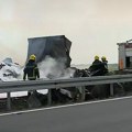 VIDEO Šleper izgoreo u sudaru dva kamiona na autoputu ka Šimanovcima, saobraćaj obustavljen