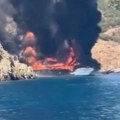 Drama u Turskoj: Zapalio se turistički brod, putnici u panici skakali u more! (video)