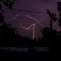 Snažno nevreme pogodilo region Pariza: Udari vetra dostizali 142 km/h, padala stabla, poremećen saobraćaj