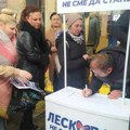 NEZAPAMĆENO: Prosvetni radnici u centru Leskovca potpisivali podršku Cvetanoviću i Vučiću (foto)