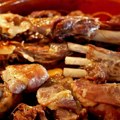 Ne nosite pečenje i pršutu! Austrija najavila kontrole putnika sa Balakna tokom praznika, prioritetne provere mesa iz Srbije
