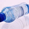 Istraživanje: Flaširana voda u proseku sadrži četvrt miliona komada nanoplastike