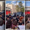 Napeto ispred stanice MUP Voždovac: Nekoliko desetina demonstranata se gura sa policijom (foto)