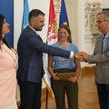 Mićin uručio 444 vidovdanske nagrade najboljim novosadskim učenicima