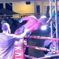 Bizarna scena u ringu: Bokser slavio pobedu, pa doživeo strujni udar!