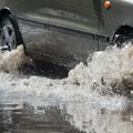 Jaka kiša i grad u nekoliko gradova na Kosovu: U Gnjilanu ulice poplavljene vodom