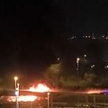 Veliki požar ispod Mosta na Adi: Vatar se vidi iz više delova grada: Plamen buknuo u naselju sa romskim kućama (video)