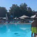 (Video): Neko je ponovo vršio nuždu u bazenu na "Olimpu" i to je treći put za dve nedelje! Kupači iskočili vode, spasioci…