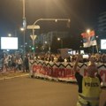 U Novom Sadu povređen jedan policajac Veća grupa lica probala da nasilno uđe na dif! Deo okupljenih bio maskiran, vređali i…