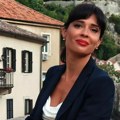 Ultra kratak šorts, dekoltirana majica i crven karmin: Voditeljka RTS se oglasila iz Kotora: Pozira na zidu, noge u prvom…