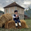 Trogodišnji vule najmlađi je srpski domaćin! Umesto igračaka ima frulu i dvojnice! Više voli jelek nego duks! Iako još ne zna…