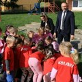 Stevović posetio vrtić „Kolibri“ i poklonio deci sportski poligon povodom Dečije nedelje