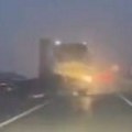 (Видео) Испливао језив снимак судара камиона и БМВ-а код Умке. Возач аутомобила возио агресивно, наводно се огласио после…