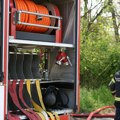 Požar u Batajnici, zapalile se palete: Jedna osoba zadobila opekotine