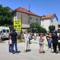 Okupljanje ispred i prepirke preko zaključane kapije Niš TV-a