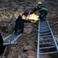 Kad igra krene po zlu: Vatrogasci i monasi u Ovčar Banji spasli dečaka sa litice visoke 15 metara