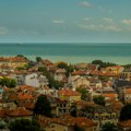 Ovaj grad će uskoro biti u centru pažnje Evrope: ima ružičasto jezero i neobično ostrvo