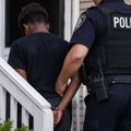 Policija stavila lisice 14-godišnjaku na tremu njegove kuće – ubrzo shvatili da su priveli pogrešno dete