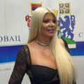 "Moj dečko najviše voli..." Dara Bubamara u čipki napravila lom na Roštiljijadi, Vladan se ne odvaja od nje