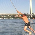 (Foto) Memedović se skinuo: Voditelj RTS-a se uhvatio za kanap i bacio u Savu, ženama vilice pale kad su videle kako izgleda u…