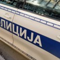 Zemlja progutala automobil na Voždovcu: Popustili potporni zidovi, kolovoz se survao u rupu na gradilištu