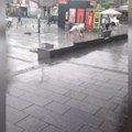 Šta on to radi dok lije kiša? Scena sa Banjice šokirala prolaznike, pogledajte snimak (video)