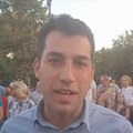 (VIDEO) „Važno da se protesti ‘preliju’ na manje gradove“: Veselinović na 15. protestu „Srbija protiv nasilja“ za…