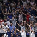 (VIDEO) Košarkaši Srbije zajedno sa navijačima proslavili trijumf nad Litvanijom: Pogledajte kako je izgledao pobednički…