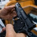 Da li je legalno oduzeti oružje nasilnicima u porodici - pitanje pred Vrhovnim sudom SAD