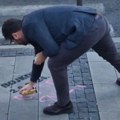 (VIDEO) Lazović „doradio“ grafit o bojkotu izbora: Rukopis SNS-a