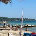 Uzeli su i evre i dinare, a ovo nam nisu ni takli: Srbi upozorili na neobičnu pljačku na grčkoj plaži