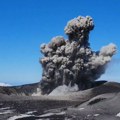 Eruptirao vulkan Ebeko: Stub pepela visok 2,5 kilometara