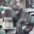 (Uznemirujući video) nasilno otvorili vrata auta, pa počeli da šutiraju muškarca: Jeziv napad na Zvezdari: Sve se desilo…