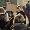 Jedan vrlo Miran i kulturan protest Snimak sve dokazuje, evo šta su radili "studenti" ispred Skupštine (video)