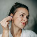 Niacinamid i nega kože: Istražujemo da li je ovaj sastojak vredan svog tog hajpa (i kako ga koristiti leti)?
